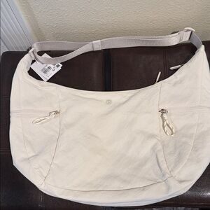Lululemon Athletica slouchy 13L Bag
LIGHT IVORY GOLD